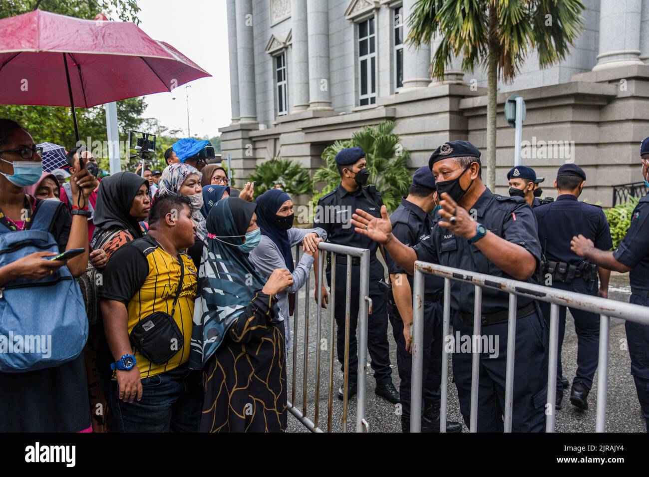 Putrajaya, Malaisie. 23rd août 2022. Un officier de police demande à la foule de faire place au convoi qui devait escorter l'ancien PM malaisien Najib Razak à la prison de Kajang pour commencer sa peine. Le tribunal de première instance de Malaysiaís a confirmé la condamnation de l'ancien Premier ministre Najib Razak et sa peine d'emprisonnement de 12 ans pour corruption dans le scandale financier de 1MDB. (Photo par Aizzat Nordin/SOPA Images/Sipa USA) crédit: SIPA USA/Alay Live News Banque D'Images