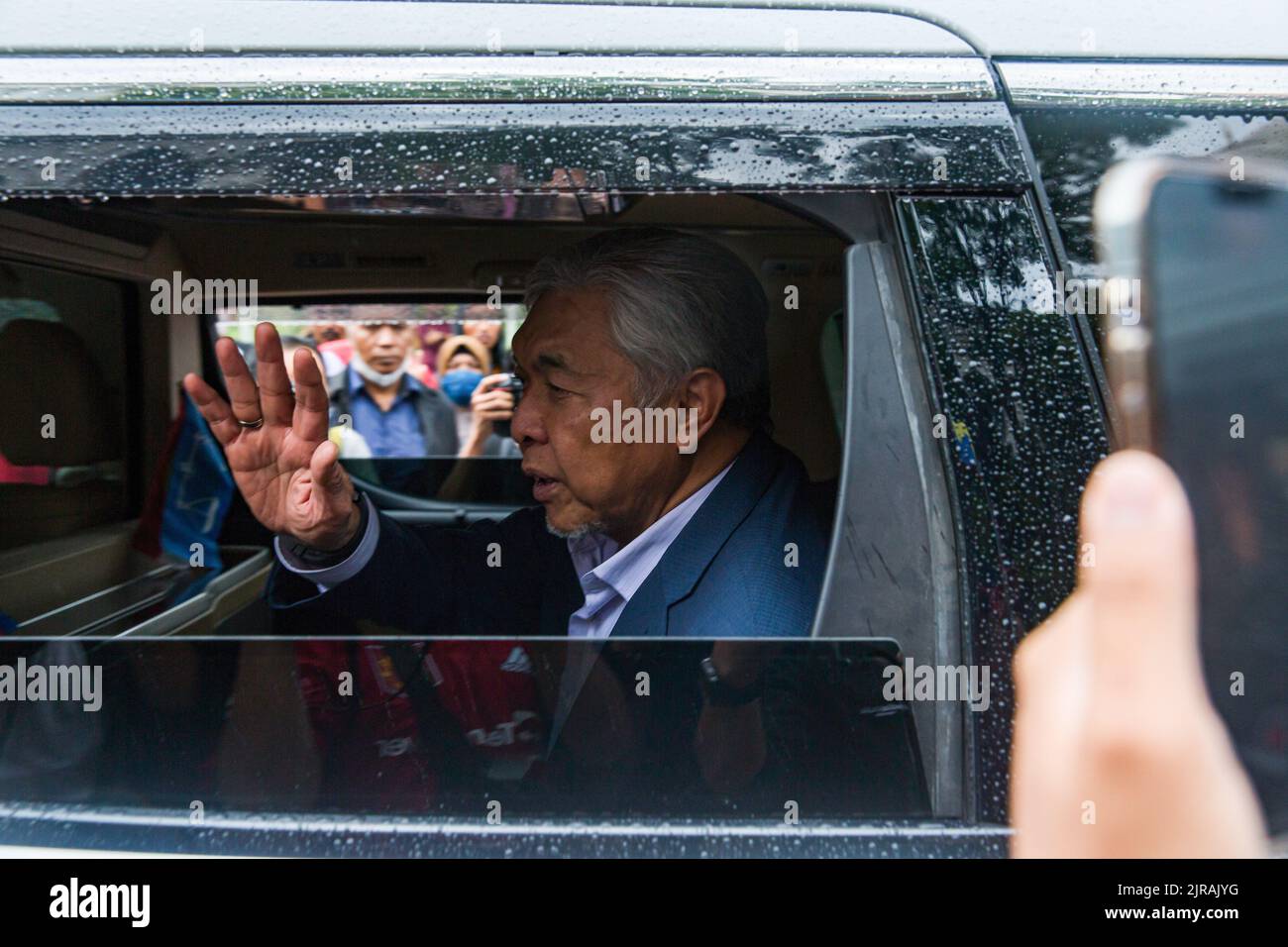 Putrajaya, Malaisie. 23rd août 2022. L'ancien vice-premier ministre et le président de l'UMNO Zahid Hamidi quittent le palais de justice après la décision du tribunal. La cour supérieure de Malaisie a confirmé la condamnation de l'ancien Premier ministre Najib Razak et sa peine d'emprisonnement de 12 ans pour corruption dans le scandale financier de 1MDB. (Photo par Aizzat Nordin/SOPA Images/Sipa USA) crédit: SIPA USA/Alay Live News Banque D'Images