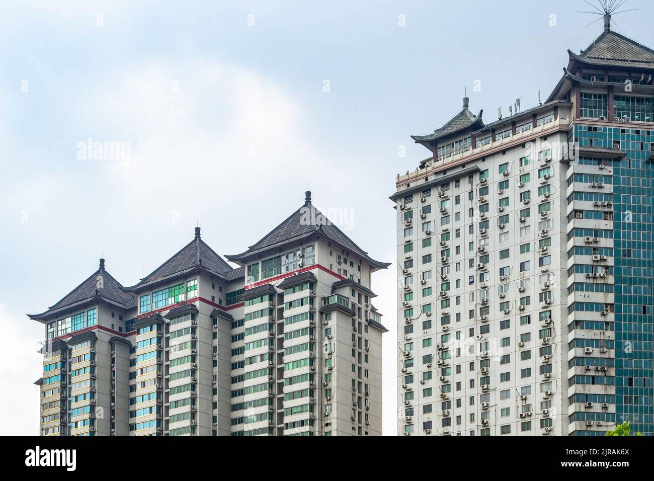 Immeubles modernes d'appartements décorés avec des toits de style chinois traditionnel, Xi'an, Chine, 2022 Banque D'Images