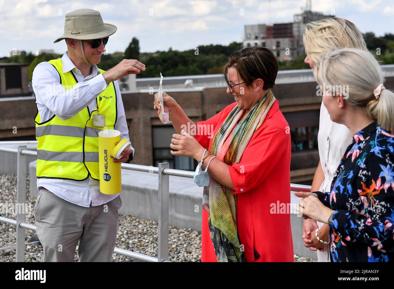 Un drone est utilisé pour un vol d'essai d'un système de transport urgent de tissus humains dans la zone urbaine, au réseau hospitalier d'Anvers (ZNA), le mardi 23 août 2022 à Anvers. Aujourd'hui, pour la première fois en vertu de la nouvelle législation européenne (de 31 décembre 2020), un drone transportera des tissus humains dans une zone urbaine entre deux sites hospitaliers . Il s'agit également d'un vol dans lequel l'opérateur (qui contrôle le drone) ne voit pas l'avion. Ce vol rapproche le début des vols réguliers de drones dans un contexte médical. BELGA PHOTO DIRK WAEM Banque D'Images