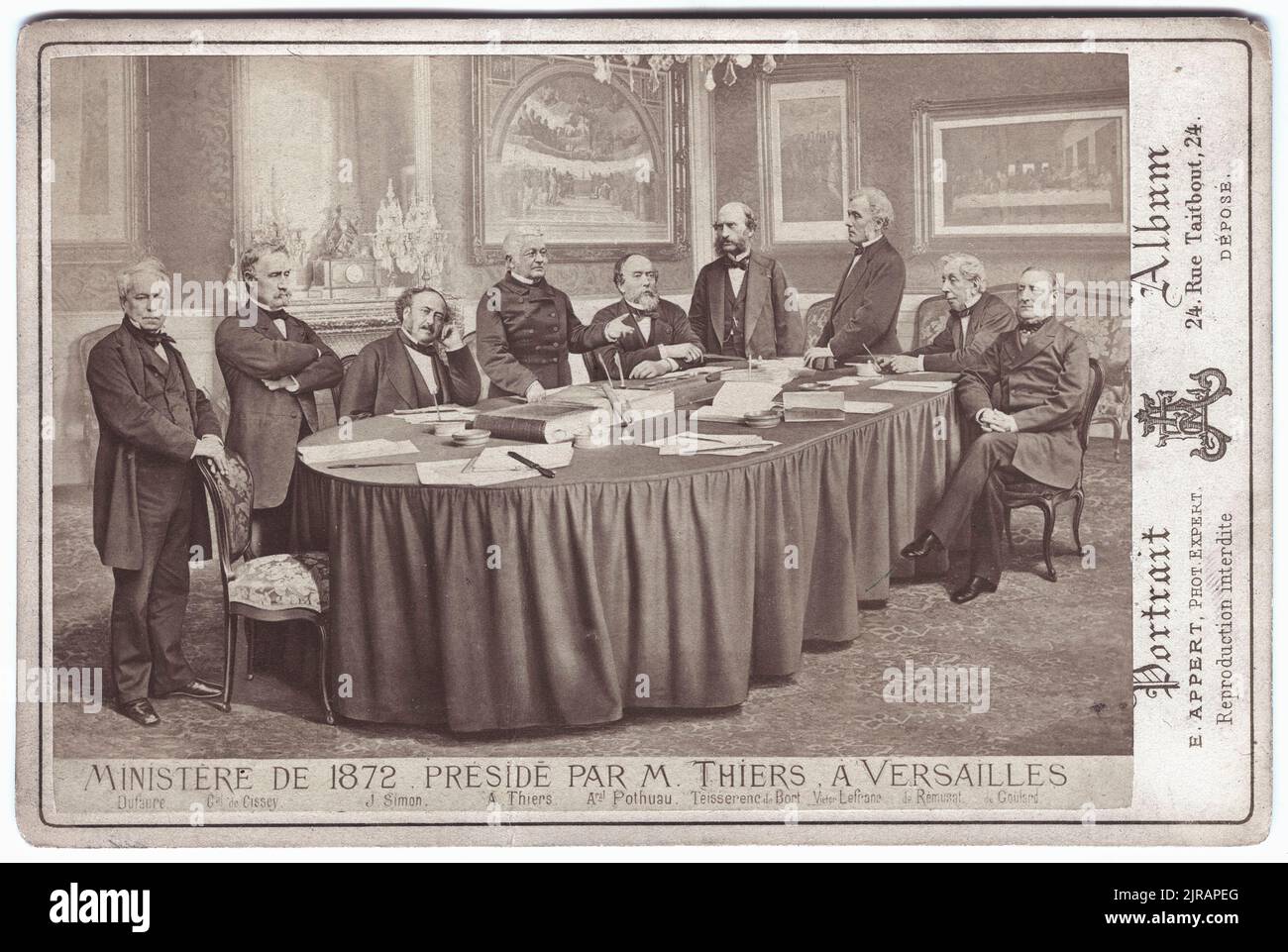 Une session du Conseil des ministres, présidée par le Président de la France Adolphe Thiers, à l'Hôtel de la Présidence, Versailles, France, 18 novembre 1872. L-R, Vice-Président du Conseil des Ministres Jules Dufaure (1798 - 1881), général Ernest Courtot de Cissey (1810 - 1882), Jules Simon (1814 - 1896), Président de France Adolphe Thiers (1797 - 1877), amiral Louis Pierre Alexis Pothuau (1815 - 1882), Pierre Teisserenc de Bort (1814 - 1892), Victor Lefranc (1809 - 1883), Charles de Rémulat (1797 - 1875), Eugène de Goulard (1808 - 1874). Photographie d'Ernest Eugène Appert (1830 - 1891). Banque D'Images
