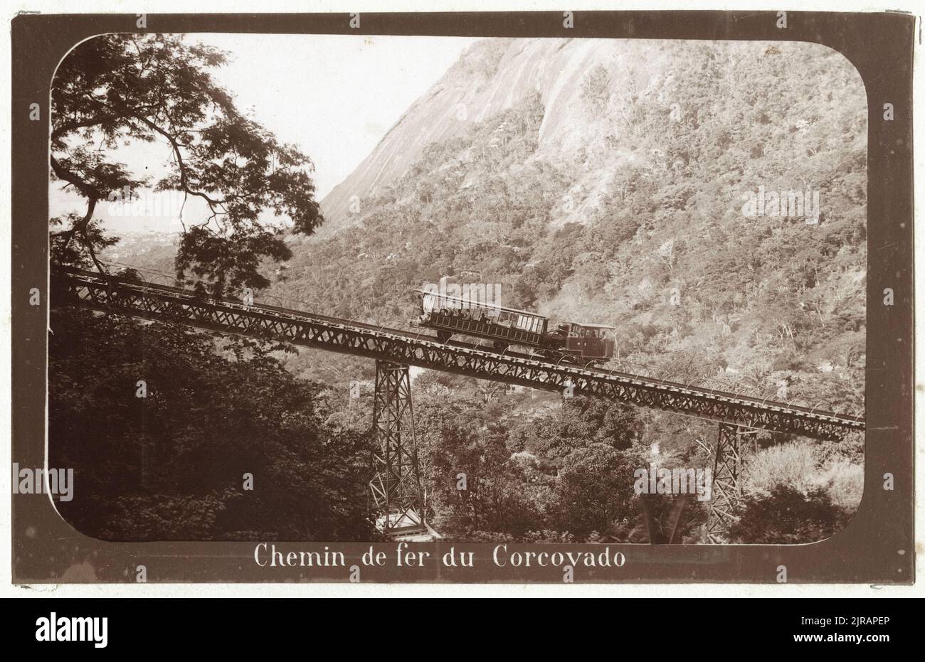 Le chemin de fer de Corcovado au-dessus du pont Silvestre, Rio de Janeiro, Brésil, vers 1890. La légende sous l'image est « chemin de fer Corcovado ». Photographie de Marc Ferrez (1843 - 1923). Banque D'Images