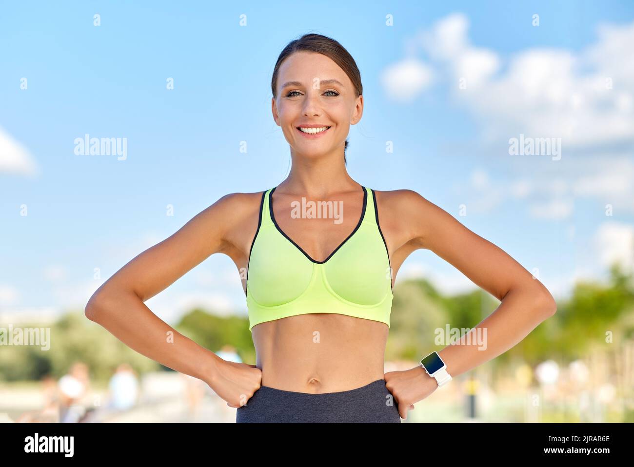 portrait d'une jeune femme sportive souriante à l'extérieur Banque D'Images