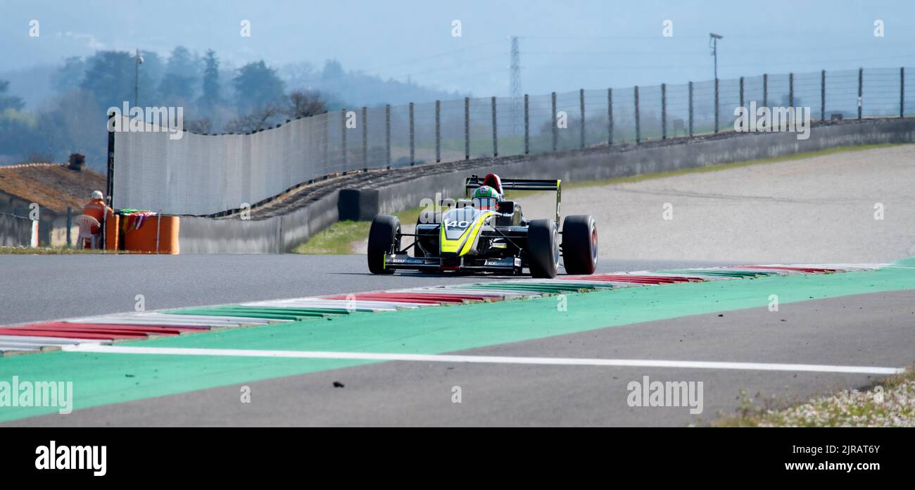 Course automobile Formula à une seule place dans un virage sur piste de course. Mugello, Italie, mars 25 2022. Série de 24 heures Banque D'Images