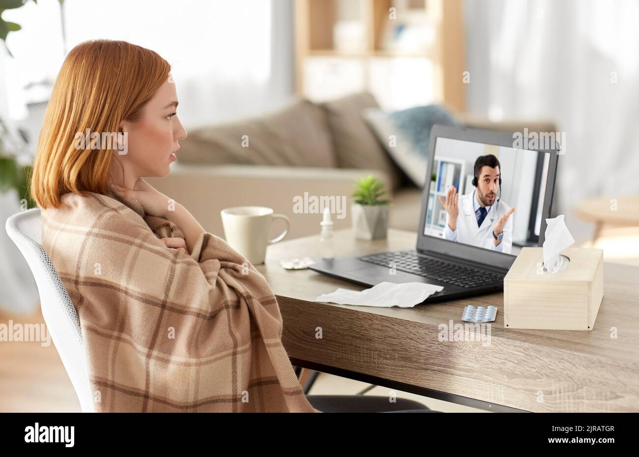 femme malade ayant un appel vidéo avec un médecin sur un ordinateur portable Banque D'Images