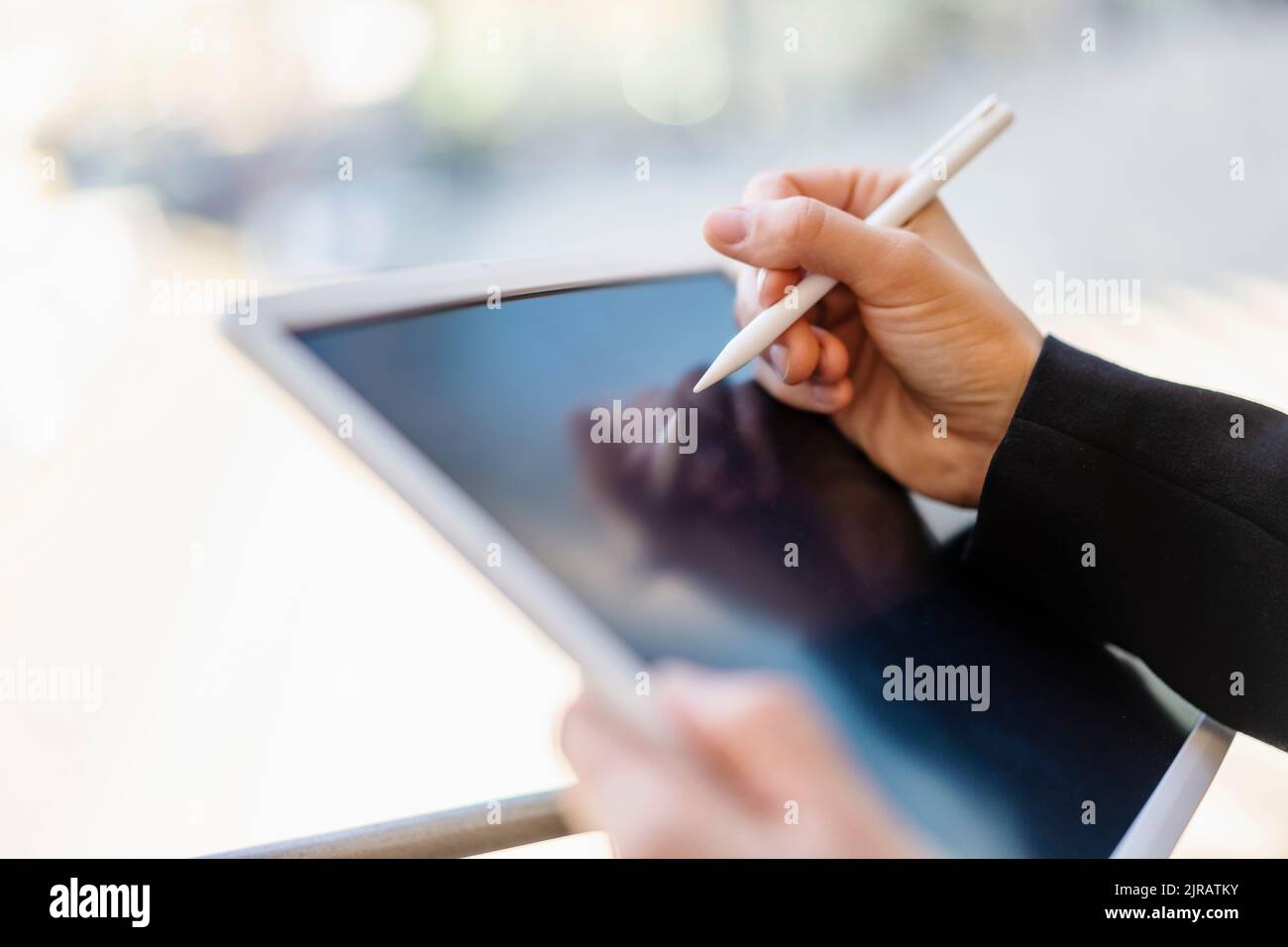 Main d'une femme d'affaires tenant le dessin au stylo numérisé sur une tablette PC Banque D'Images