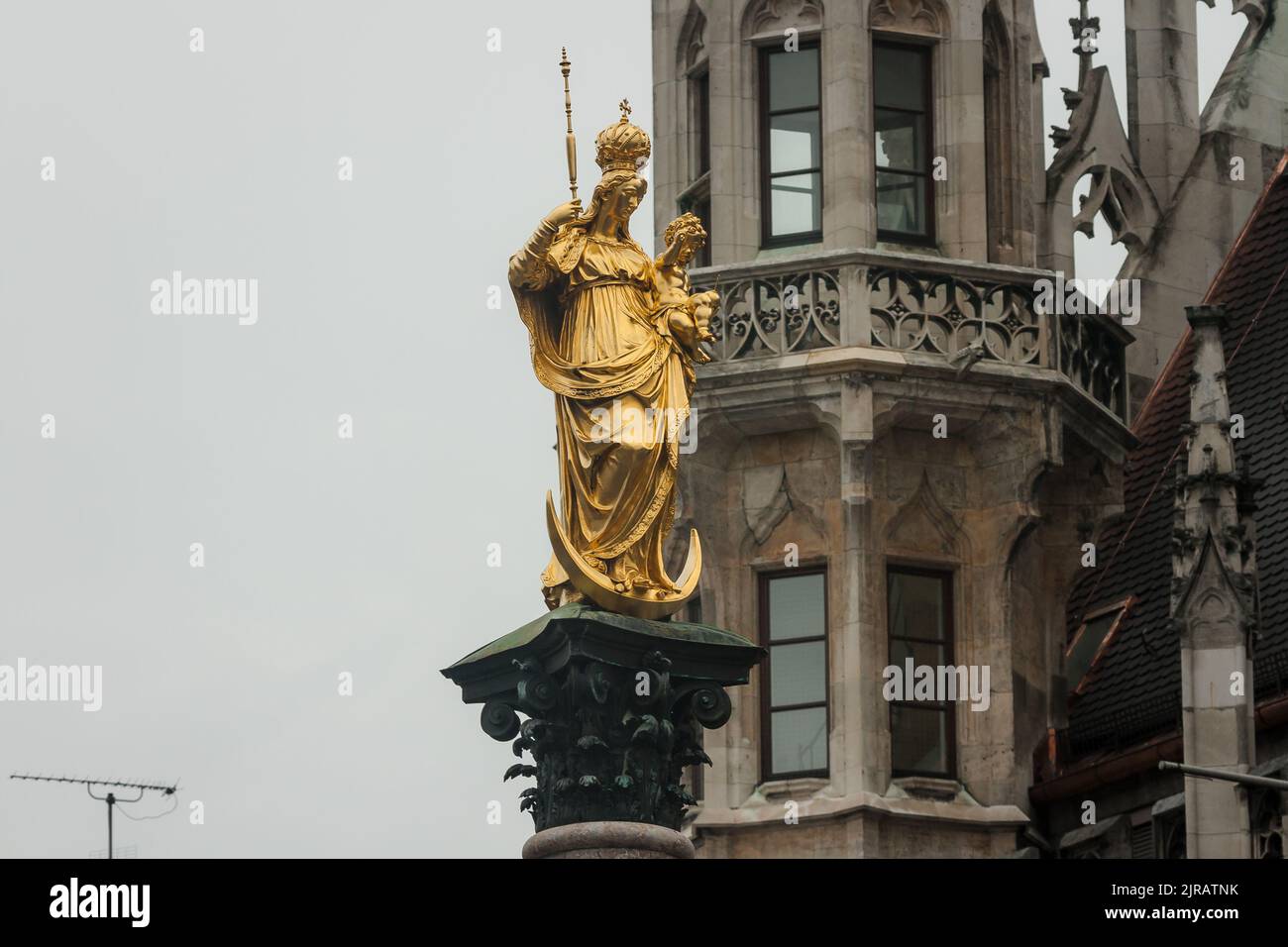 Mariensaule est une colonne Mariale située sur la Marienplatz à Munich, en Allemagne. Marie est vénérée ici comme Patrona Bavariae Banque D'Images