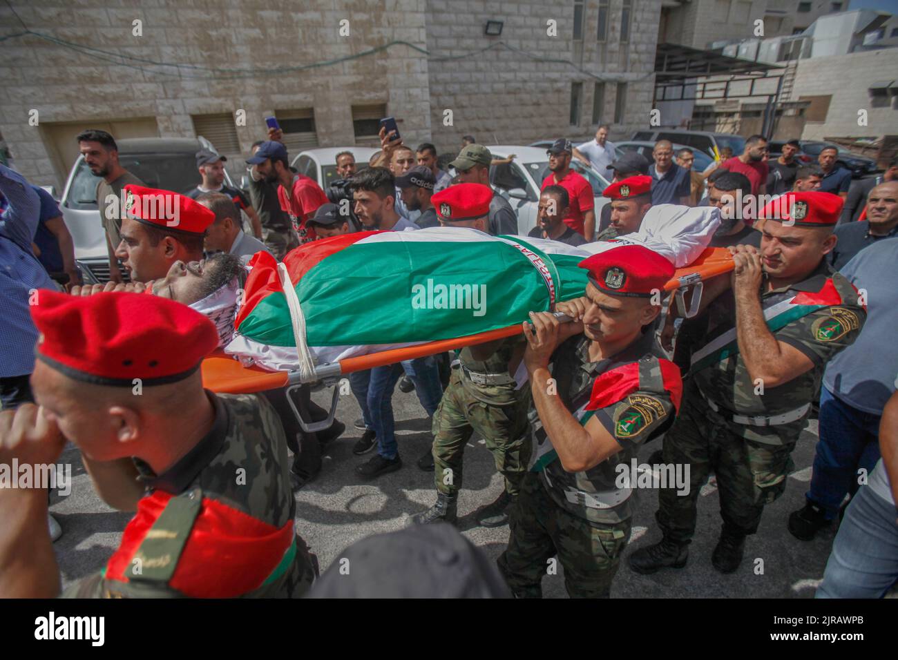 Naplouse, Palestine. 23rd août 2022. (NOTE DE LA RÉDACTION: L'image dépeint la mort)les gardes d'honneur portent le corps de Mohammed Al-Arashi, un palestinien de 25 ans, pendant ses funérailles. Al-Arashi a été tué à la suite de ses blessures infligées à 9 août, lorsque l'armée israélienne l'a abattu lors d'un raid dans la ville de Naplouse, en Cisjordanie occupée. (Photo de Nasser Ishtayeh/SOPA Images/Sipa USA) crédit: SIPA USA/Alay Live News Banque D'Images