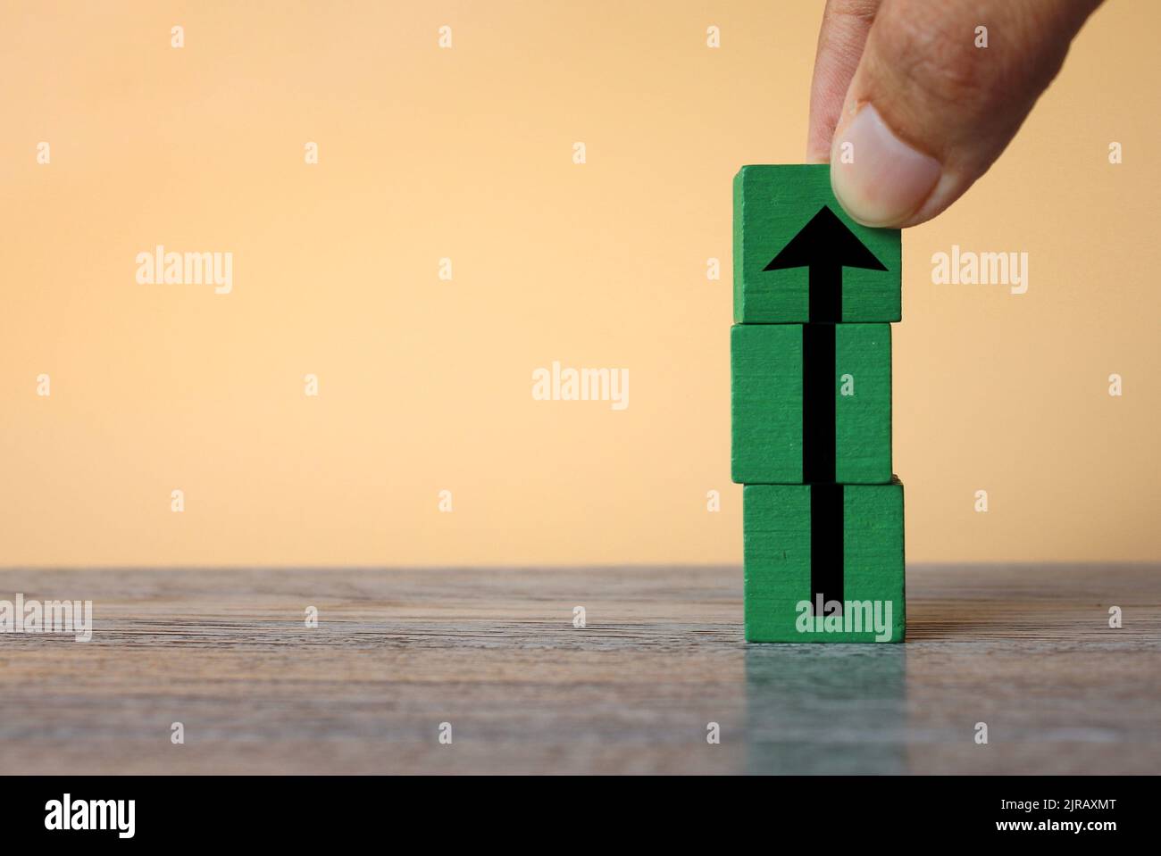 Concept de définition des objectifs. Disposez les cubes en bois à la