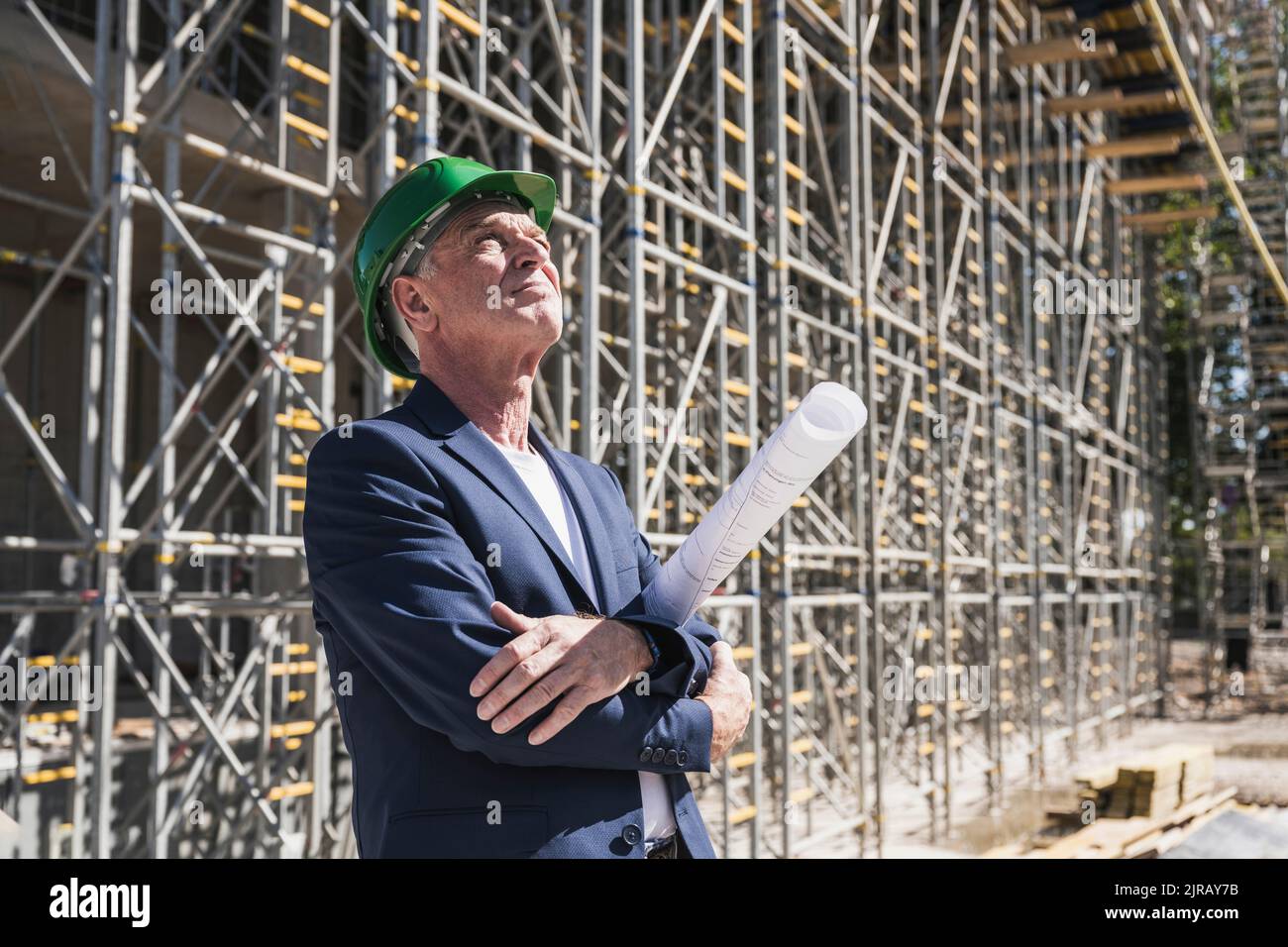 Architecte attentif avec plan sur le chantier de construction Banque D'Images