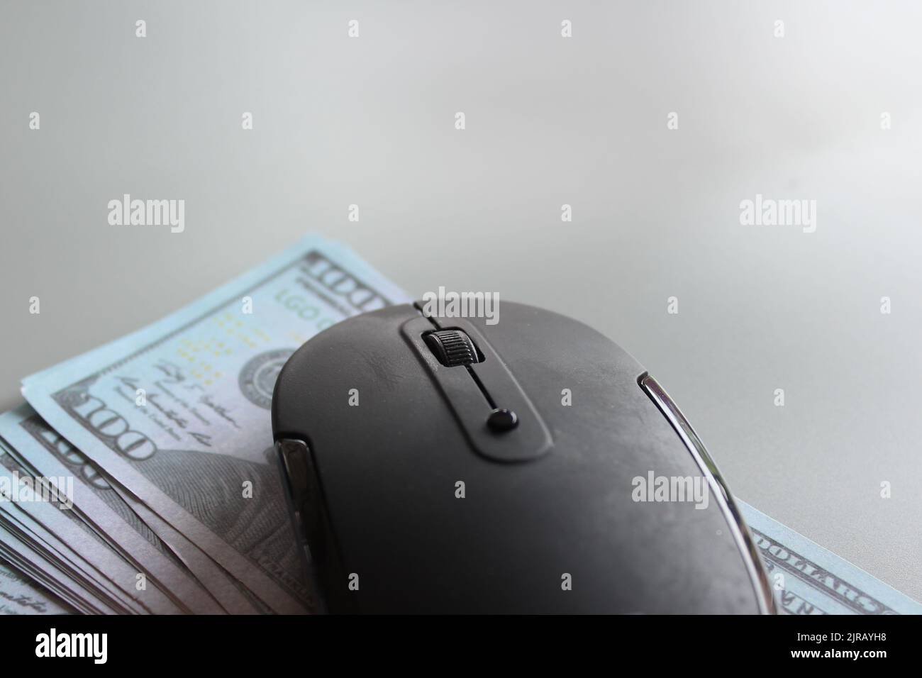 Dollar AMÉRICAIN et souris d'ordinateur. Paiement par clic, services bancaires en ligne, achats et concept d'entreprise Banque D'Images