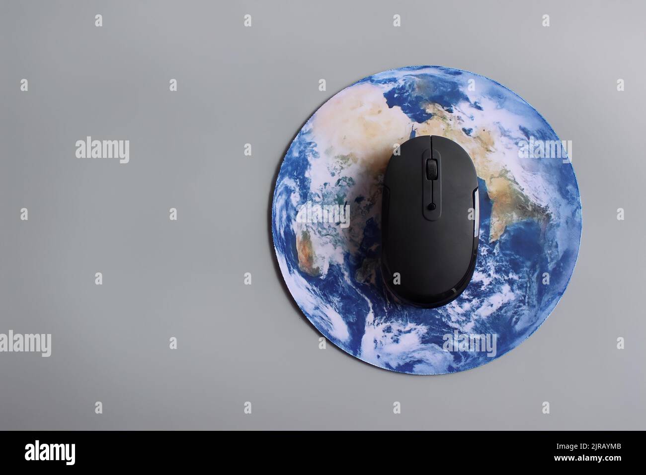 Souris d'ordinateur et globe. Internet, réseau d'affaires mondial, concept de technologie numérique. Banque D'Images