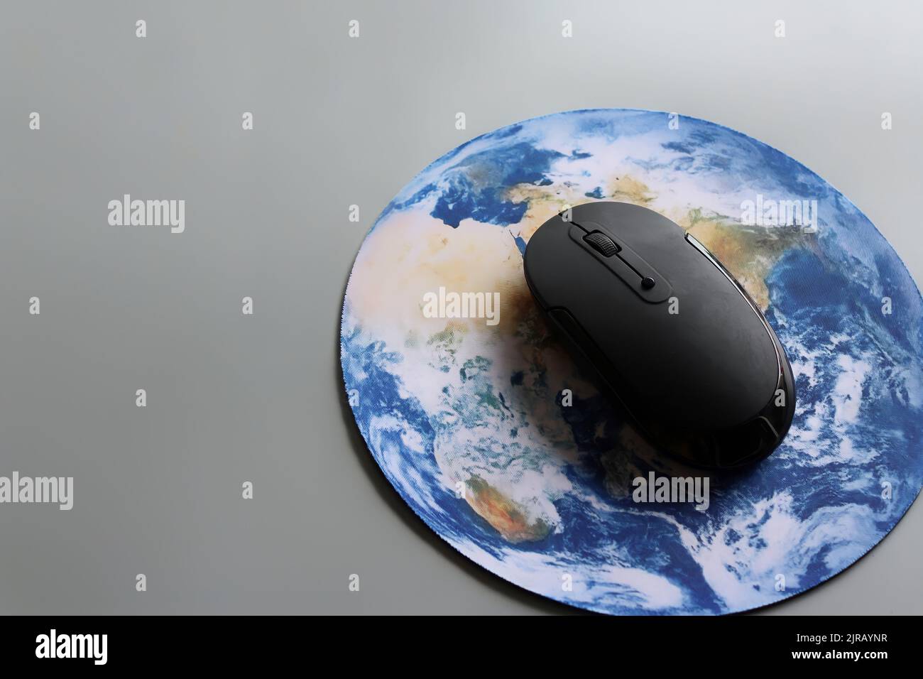 Souris d'ordinateur et globe. Internet, réseau d'affaires mondial, concept de technologie numérique. Banque D'Images