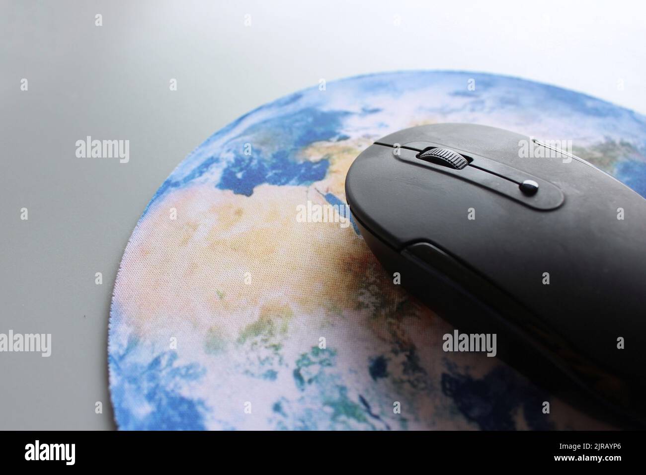 Souris d'ordinateur et globe. Internet, réseau d'affaires mondial, concept de technologie numérique. Banque D'Images