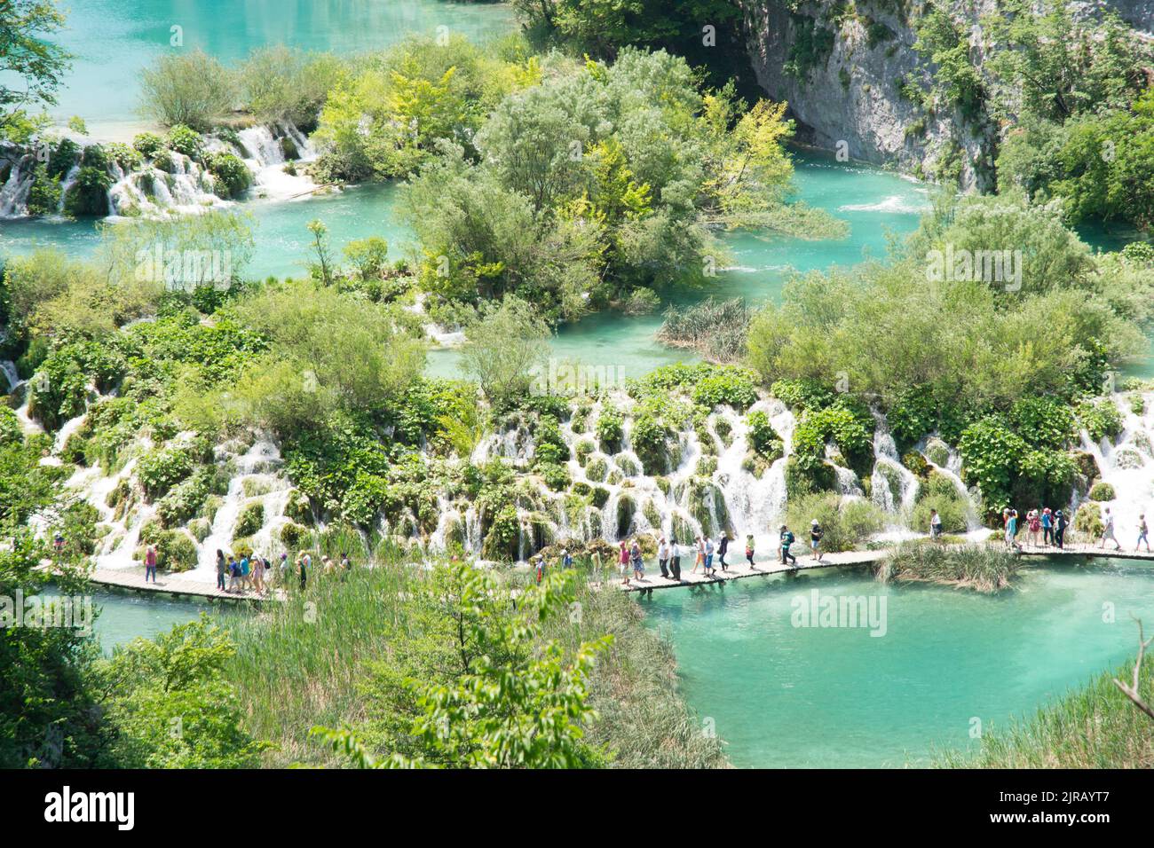 Beau paradis. Lac bleu et cascade dans la forêt, lacs de Plitvice, Croatie. Banque D'Images