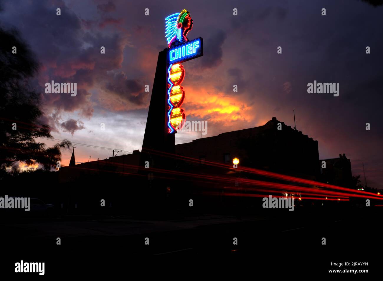 Le panneau Chief Theatre à Pocatello Idaho lumière au néon la nuit Banque D'Images