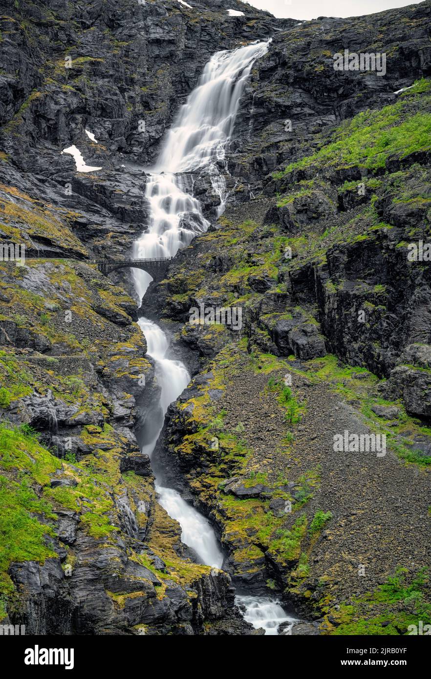 Norvège, More og Romsdal, chute d'eau dans le col de Trollstigen Banque D'Images