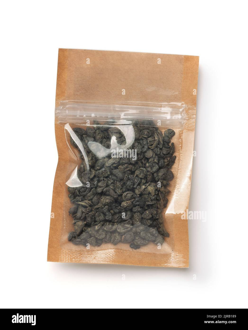 Vue avant du thé granulé noir dans un sac en plastique d'échantillon isolé sur du blanc Banque D'Images