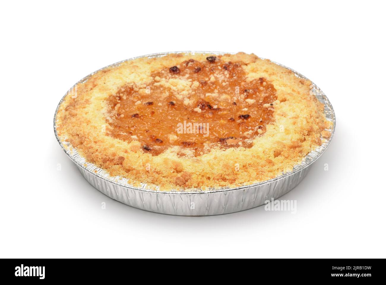 Tarte ronde au citron dans un plateau en aluminium isolé sur blanc Banque D'Images
