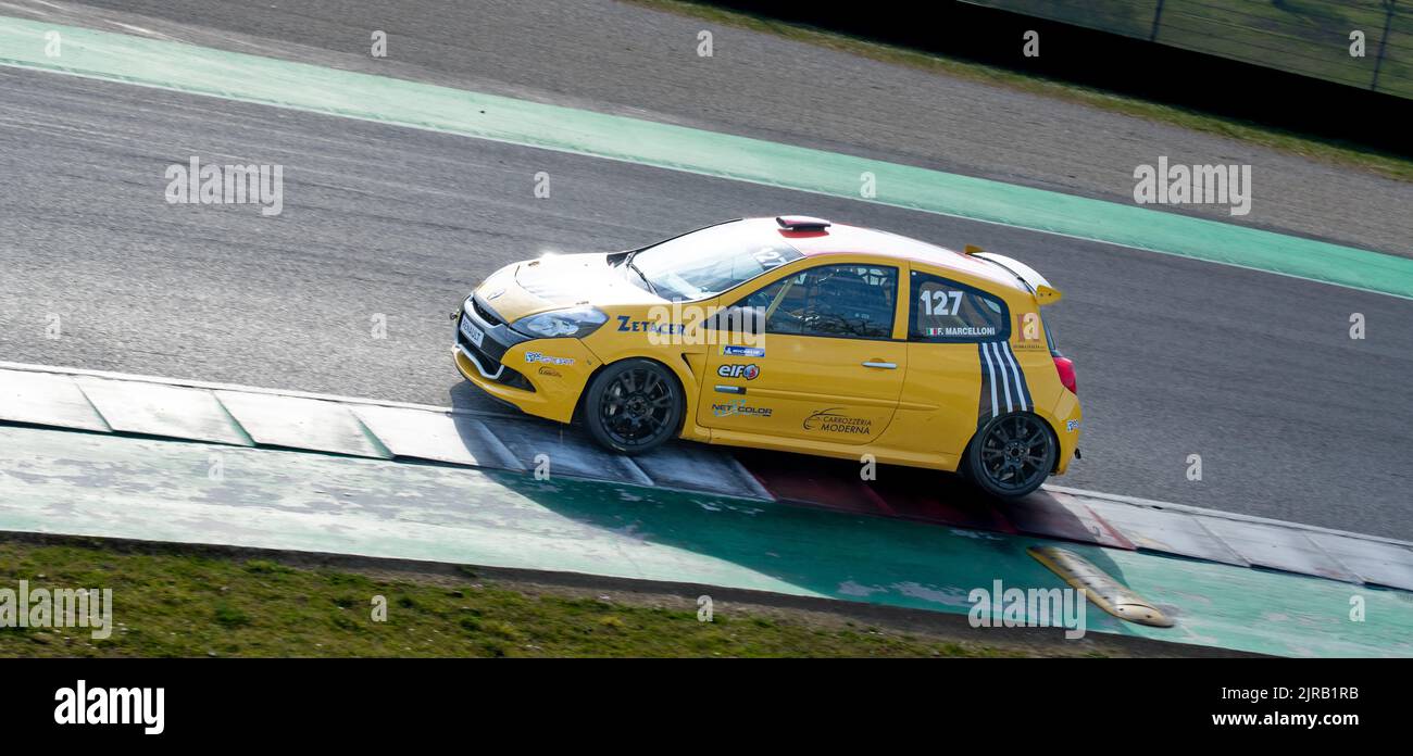 Renault Clio course automobile sur piste. Mugello, Italie, mars 25 2022. Série de 24 heures Banque D'Images