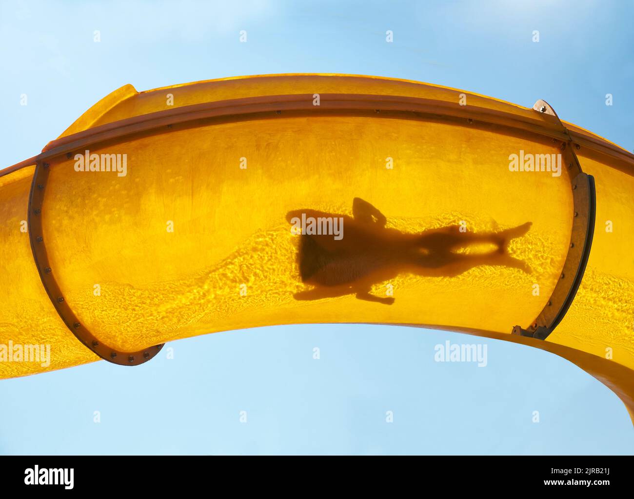 Silhouette de deux personnes glissant sur le toboggan aquatique Banque D'Images