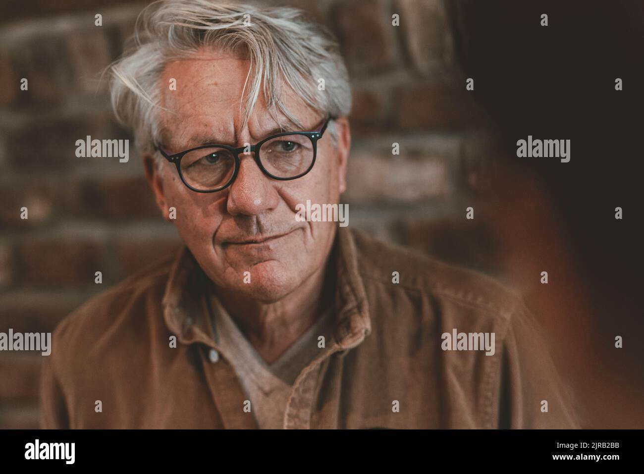 Homme senior attentif portant des lunettes Banque D'Images