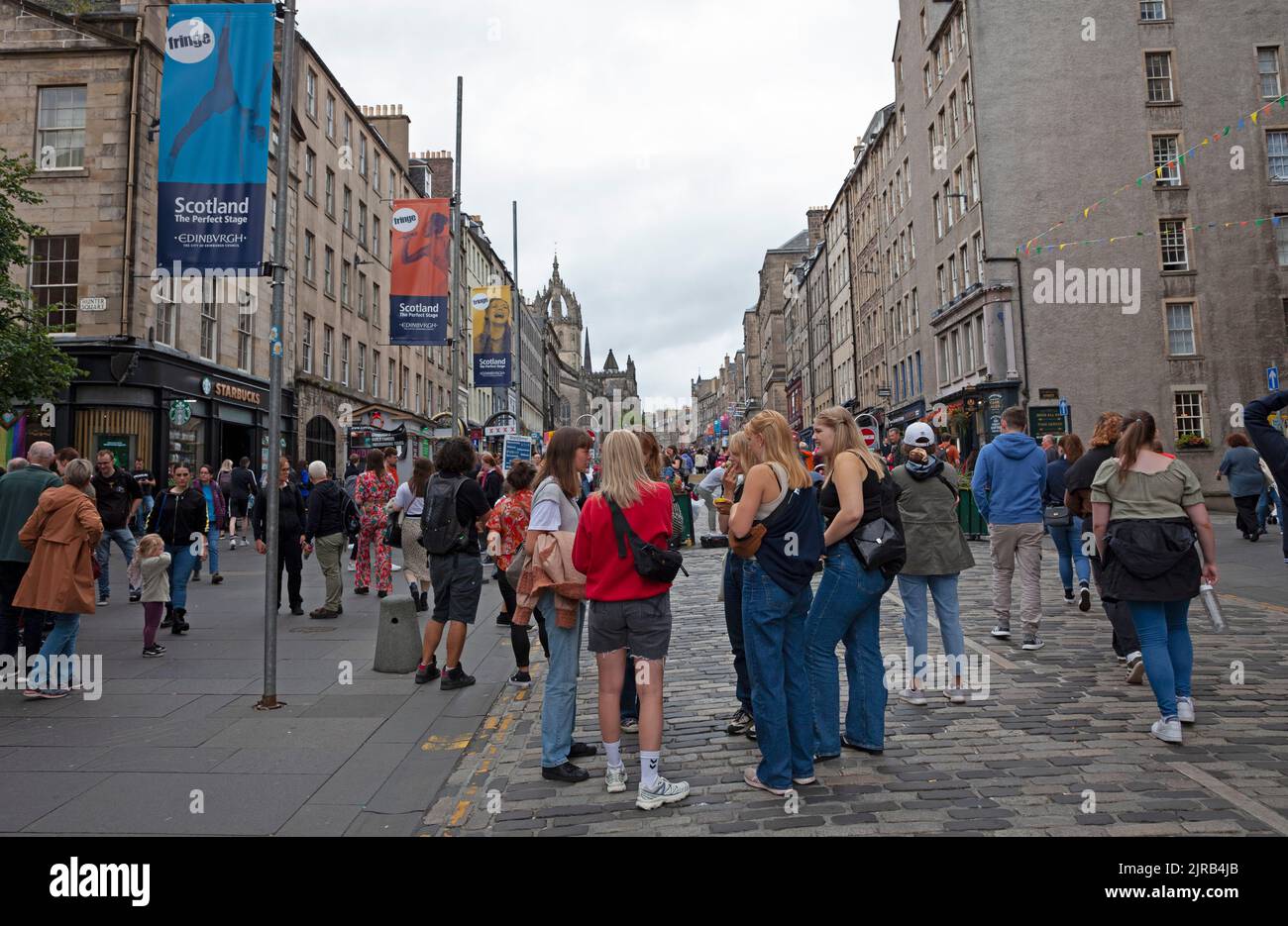 Royal Mile et Grassmarket, Édimbourg, Écosse, Royaume-Uni. 23rd août 2022. La troisième semaine du Festival Fringe d'Édimbourg a moins de gens dehors et environ bien que tout à fait occupé dans les spectacles de rue et les restaurants. Credit: Archwhite/alamy Live news. Banque D'Images