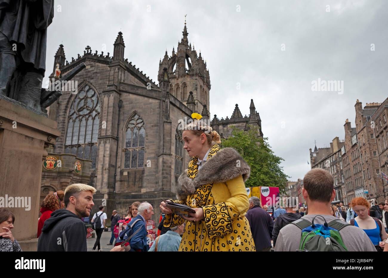 Royal Mile et Grassmarket, Édimbourg, Écosse, Royaume-Uni. 23rd août 2022. La troisième semaine du Festival Fringe d'Édimbourg a moins de gens dehors et environ bien que tout à fait occupé dans les spectacles de rue et les restaurants. Un acteur de l'importance d'être sérieux distribuer des circulaires crédit: Archwhite/alamy Live news. Banque D'Images