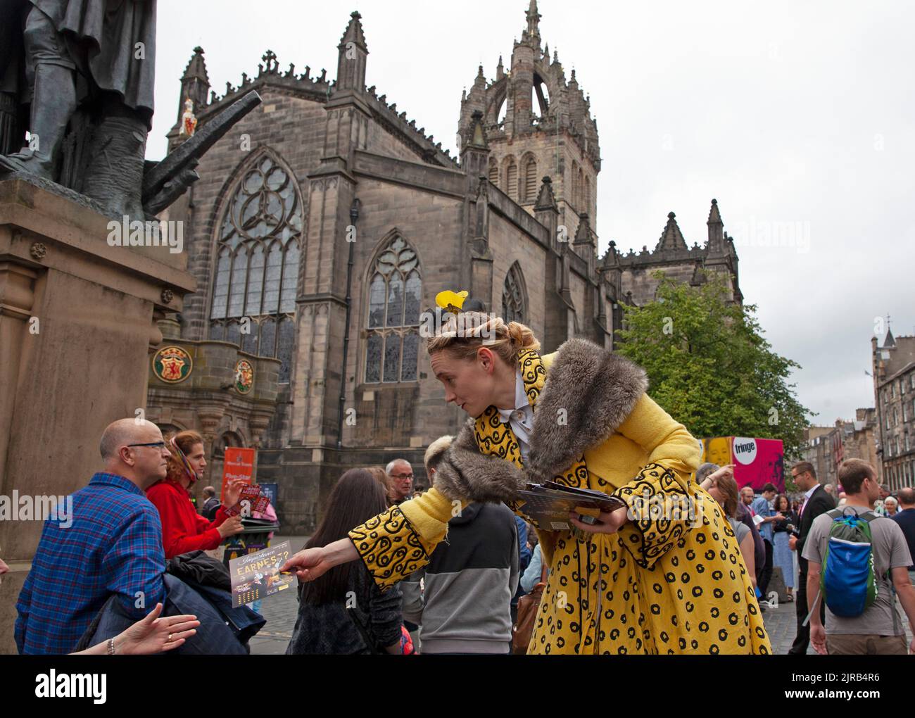 Royal Mile et Grassmarket, Édimbourg, Écosse, Royaume-Uni. 23rd août 2022. La troisième semaine du Festival Fringe d'Édimbourg a moins de gens dehors et environ bien que tout à fait occupé dans les spectacles de rue et les restaurants. Un acteur de l'importance d'être sérieux distribuer des circulaires crédit: Archwhite/alamy Live news. Banque D'Images