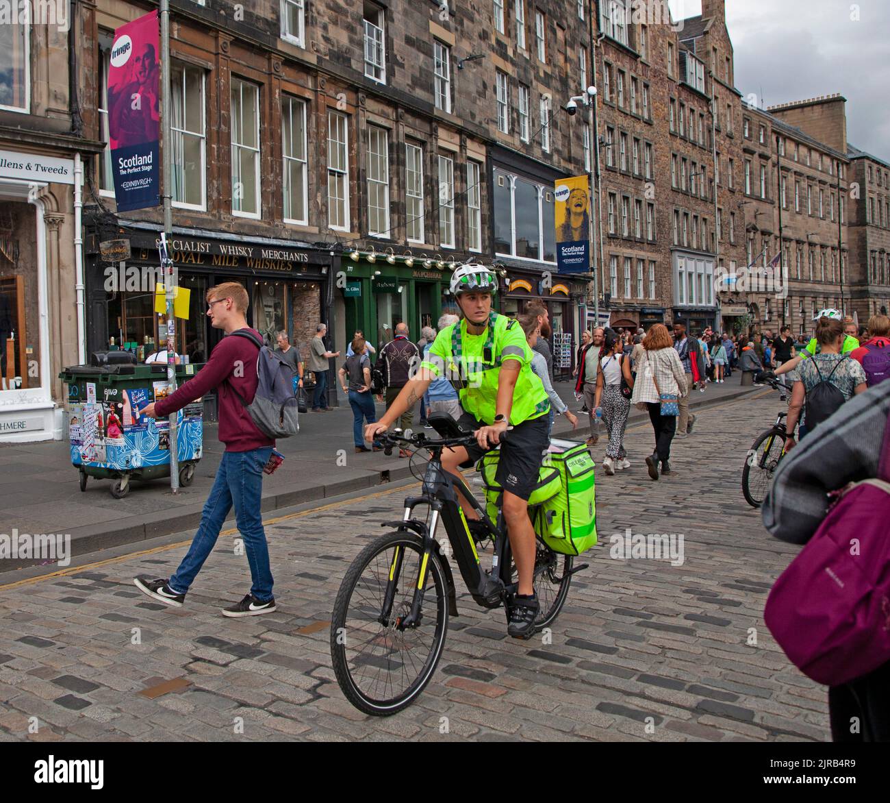 Royal Mile et Grassmarket, Édimbourg, Écosse, Royaume-Uni. 23rd août 2022. La troisième semaine du Festival Fringe d'Édimbourg a moins de gens dehors et environ bien que tout à fait occupé dans les spectacles de rue et les restaurants. Photo : femme paramédical de l'unité de réponse de cycle. Credit: Archwhite/alamy Live news. Banque D'Images