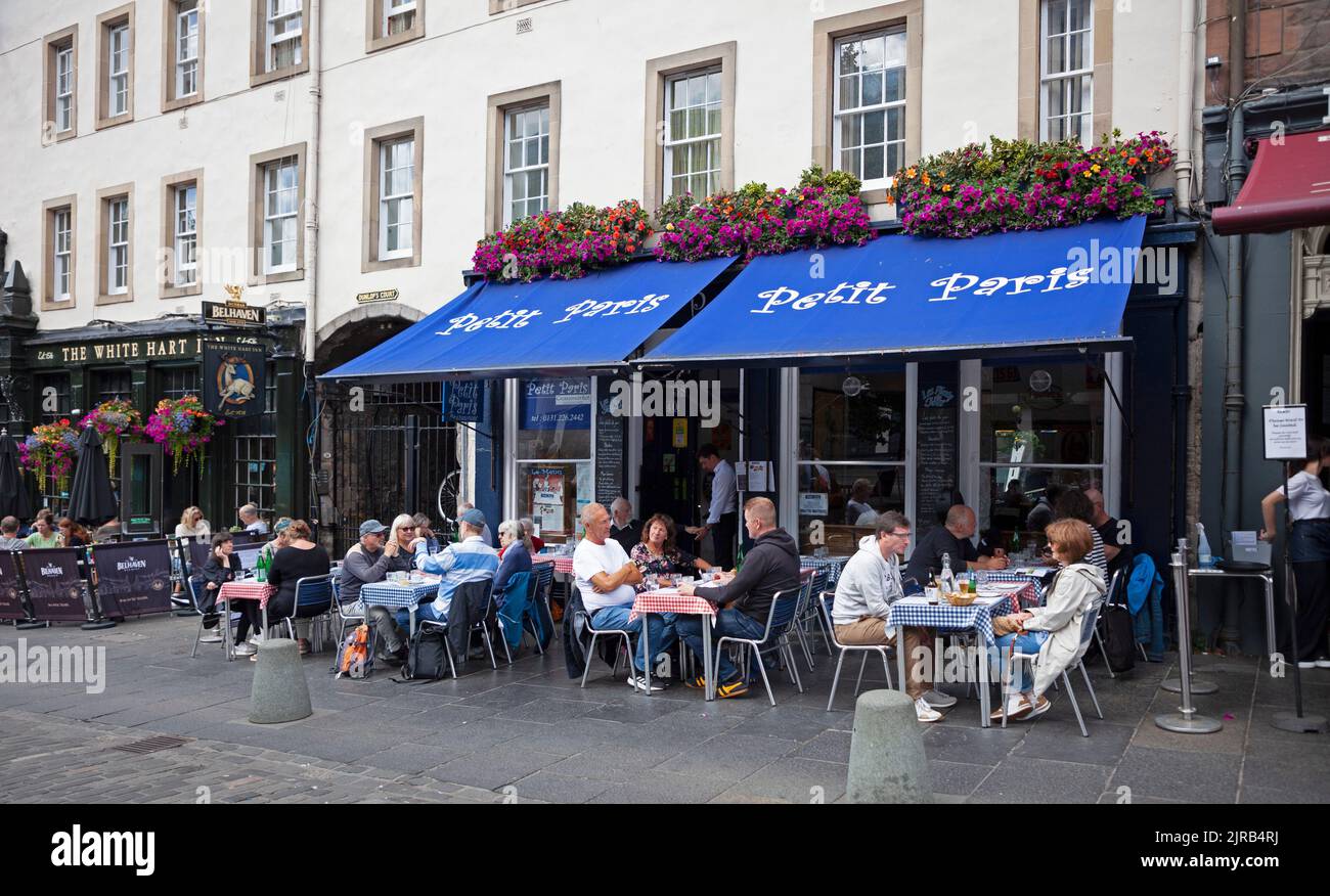 Royal Mile et Grassmarket, Édimbourg, Écosse, Royaume-Uni. 23rd août 2022. La troisième semaine du Festival Fringe d'Édimbourg a moins de gens dehors et environ bien que tout à fait occupé dans les spectacles de rue et les restaurants. Photo : personnes dans les restaurants de Grassmarket. Credit: Archwhite/alamy Live news. Banque D'Images