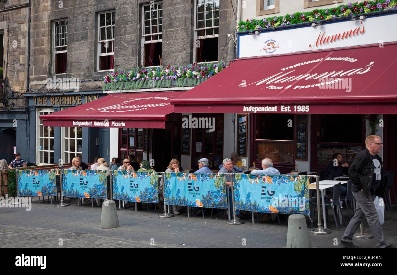 Royal Mile et Grassmarket, Édimbourg, Écosse, Royaume-Uni. 23rd août 2022. La troisième semaine du Festival Fringe d'Édimbourg a moins de gens dehors et environ bien que tout à fait occupé dans les spectacles de rue et les restaurants. Photo : personnes dans les restaurants de Grassmarket. Credit: Archwhite/alamy Live news. Banque D'Images