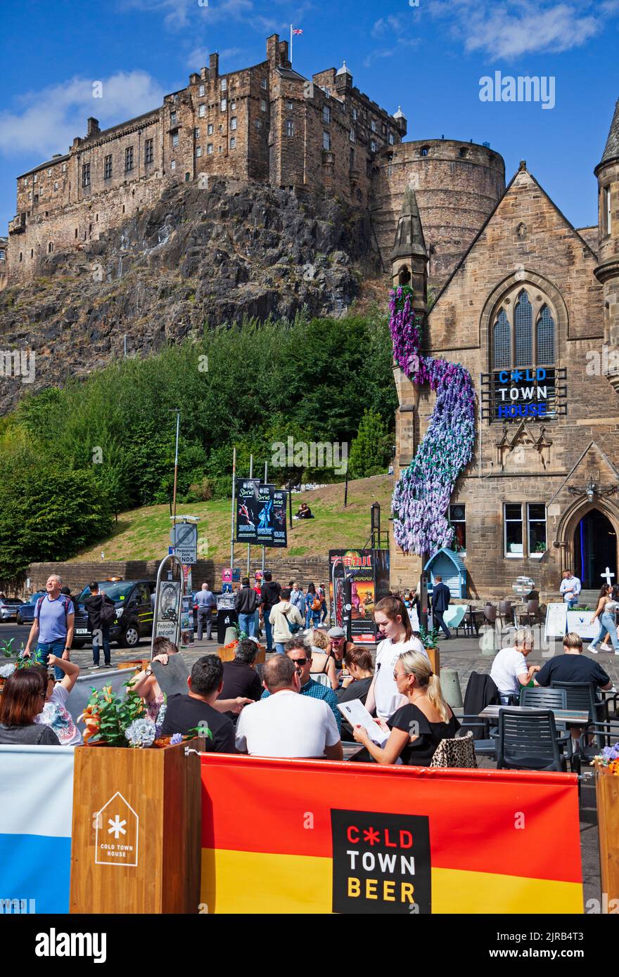 Royal Mile et Grassmarket, Édimbourg, Écosse, Royaume-Uni. 23rd août 2022. La troisième semaine du Festival Fringe d'Édimbourg a moins de gens dehors et environ bien que tout à fait occupé dans les spectacles de rue et les restaurants. Photo : personnes dans les restaurants de Grassmarket. Credit: Archwhite/alamy Live news. Banque D'Images