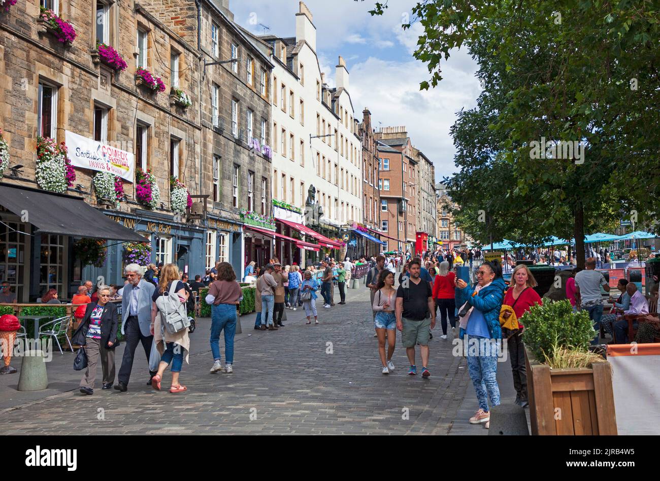 Royal Mile et Grassmarket, Édimbourg, Écosse, Royaume-Uni. 23rd août 2022. La troisième semaine du Festival Fringe d'Édimbourg a moins de gens dehors et environ bien que tout à fait occupé dans les spectacles de rue et les restaurants. Photo : personnes marchant dans Grassmarket. Credit: Archwhite/alamy Live news. Banque D'Images