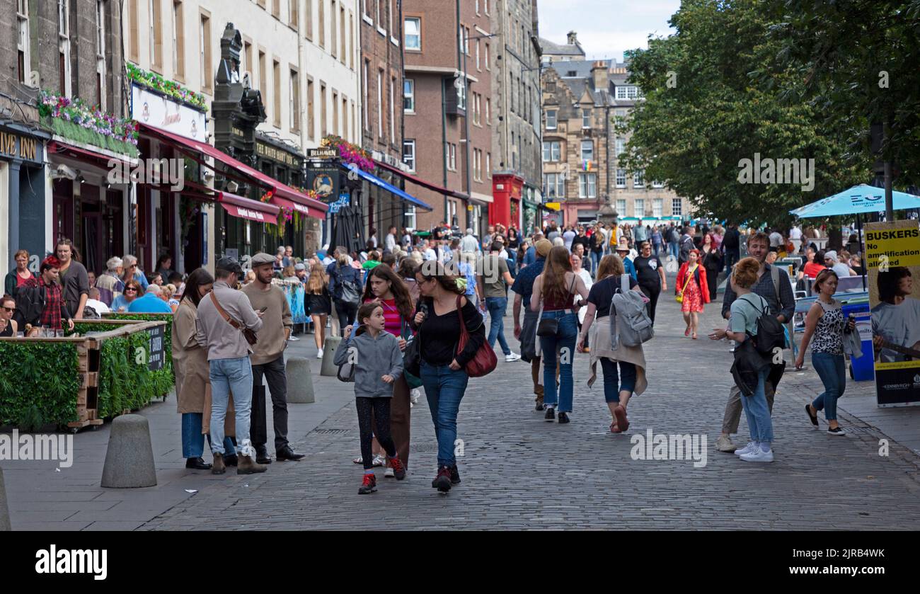 Royal Mile et Grassmarket, Édimbourg, Écosse, Royaume-Uni. 23rd août 2022. La troisième semaine du Festival Fringe d'Édimbourg a moins de gens dehors et environ bien que tout à fait occupé dans les spectacles de rue et les restaurants. Photo : personnes marchant dans Grassmarket. Credit: Archwhite/alamy Live news. Banque D'Images