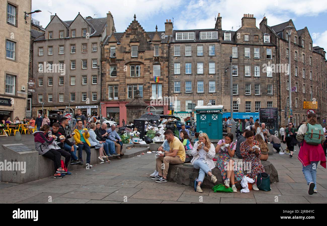 Edinburgh City centre, Écosse, Royaume-Uni. 23rd août 2022. Le temps se réchauffe à nouveau avec une température d'environ 23 degrés centigrades en début d'après-midi. Les détritus s'accumulent encore dans certaines zones, alors que d'autres ont été débarrassés par rapport à hier, comme le Canongate sur la moitié inférieure du Royal Mile, peut-être les résidents et les entreprises ont-ils fait l'effort. Crédit : Arch White/alamy Live News Banque D'Images