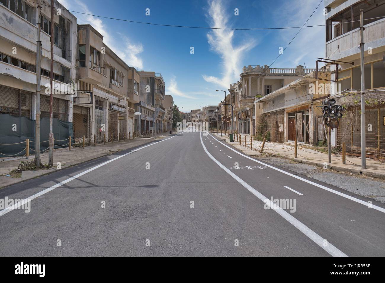 La ville abandonnée Varosha à Famagusta, au nord de Chypre. Le nom local est 'Kapali Maras' à Chypre. Banque D'Images