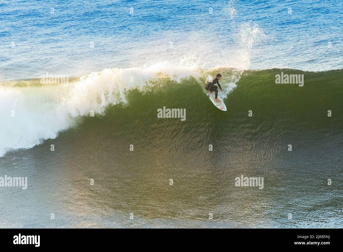 Pichilemu, région d'O'Higgins, Chili - Surfer à Punta de Lobos une plage de surf au sud de Pichilemu. Banque D'Images Pichilemu, région d'O'Higgins, Chili - Surfer à Punta de Lobos une plage de surf au sud de Pichilemu. Banque D'Images