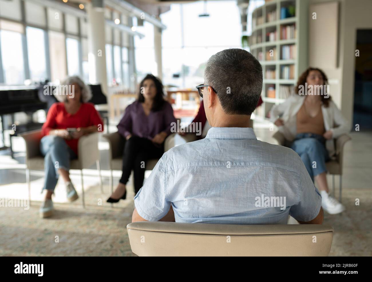 Un homme d'affaires mature partage sa stratégie avec ses collègues lors d'une séance de remue-méninges au bureau Banque D'Images