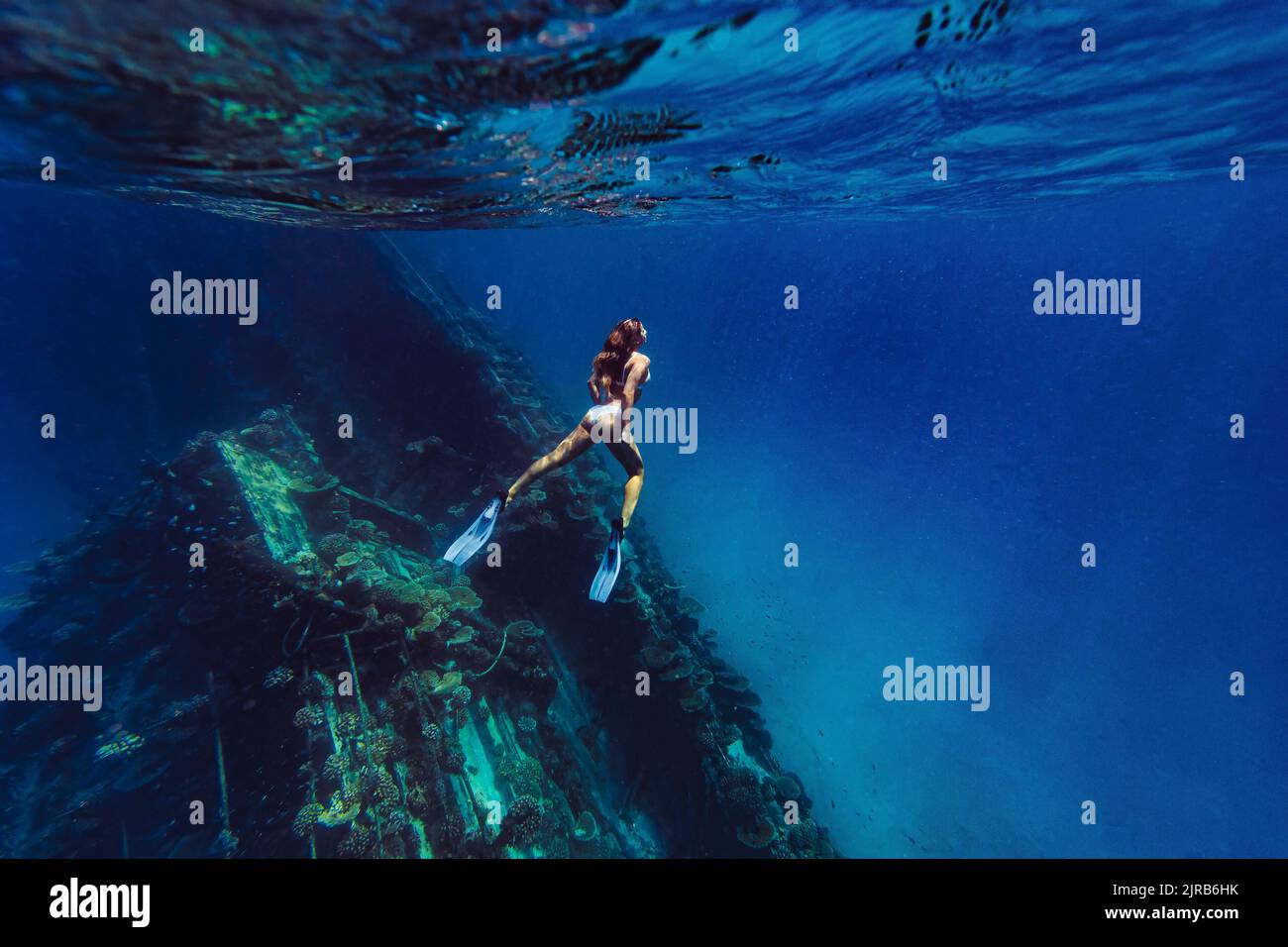 Femme nageant sous l'eau par naufrage en mer Banque D'Images