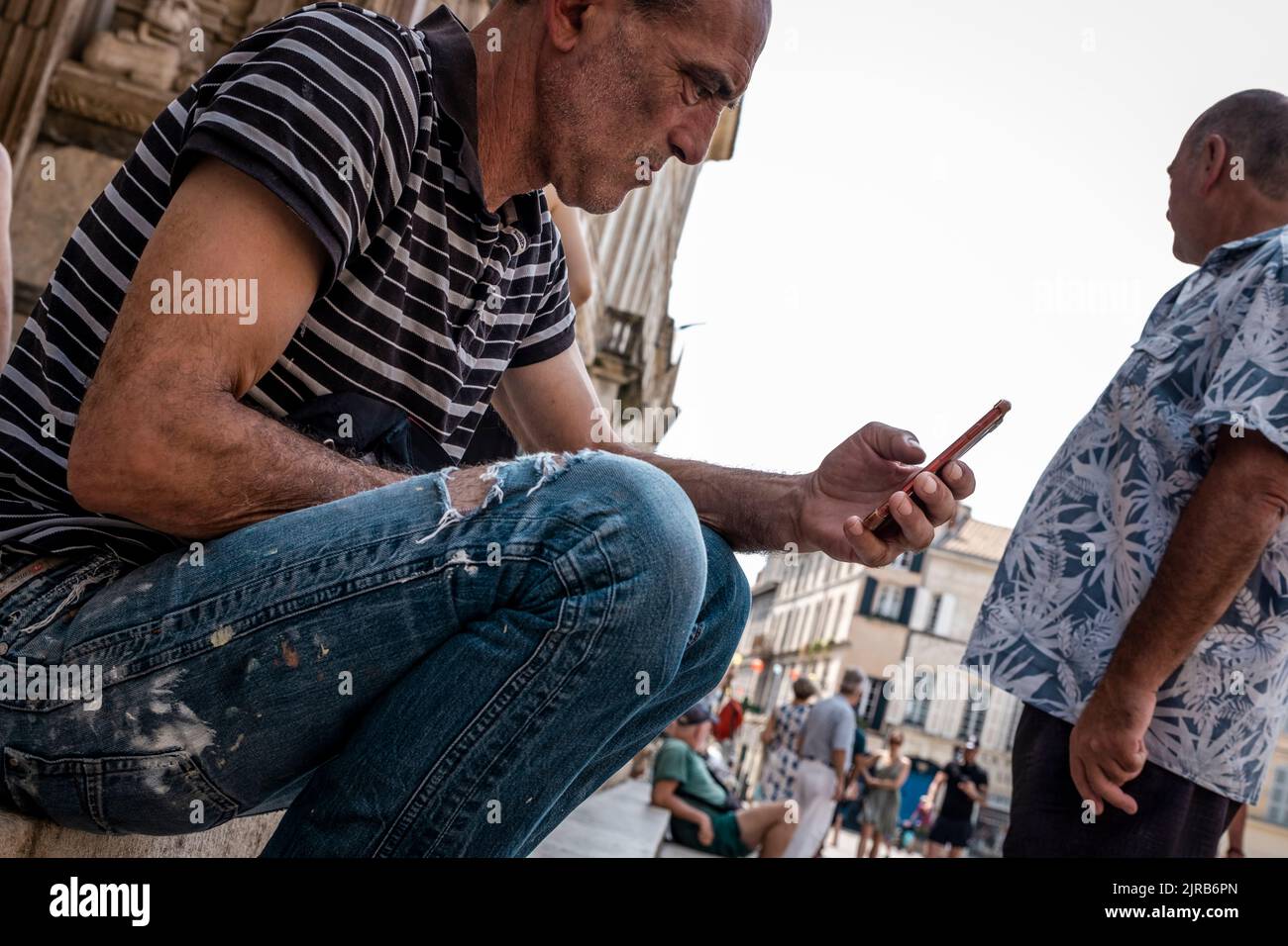 Personnes indéfinies à l'Obélisque d'Arles (Obélisque d'Arles) sur la place de la République. Arles, Provence-Alpes-Côte d'Azur, France Banque D'Images