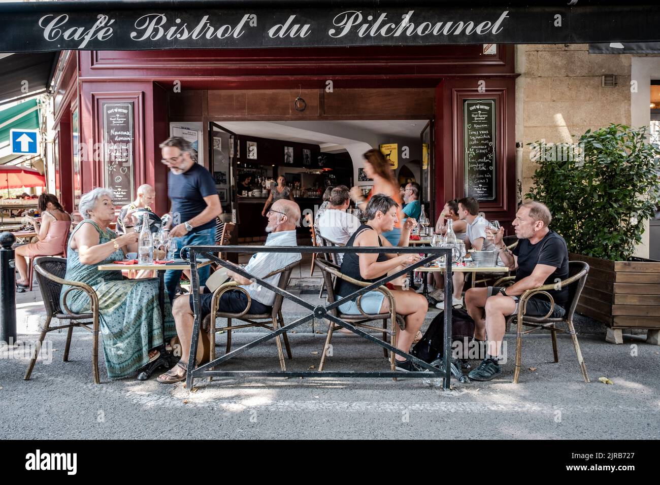 Personnes indéfinies dans les restaurants d'Arles dans les Bouches du Rhône Provence, France Banque D'Images