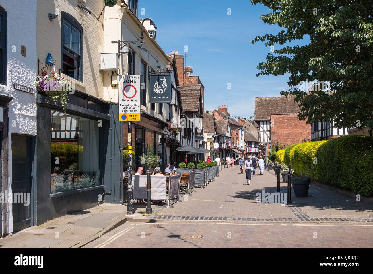 Les gens erraient le long de la rue historique Friar Street à Worcester lors d'une chaude journée d'été Banque D'Images