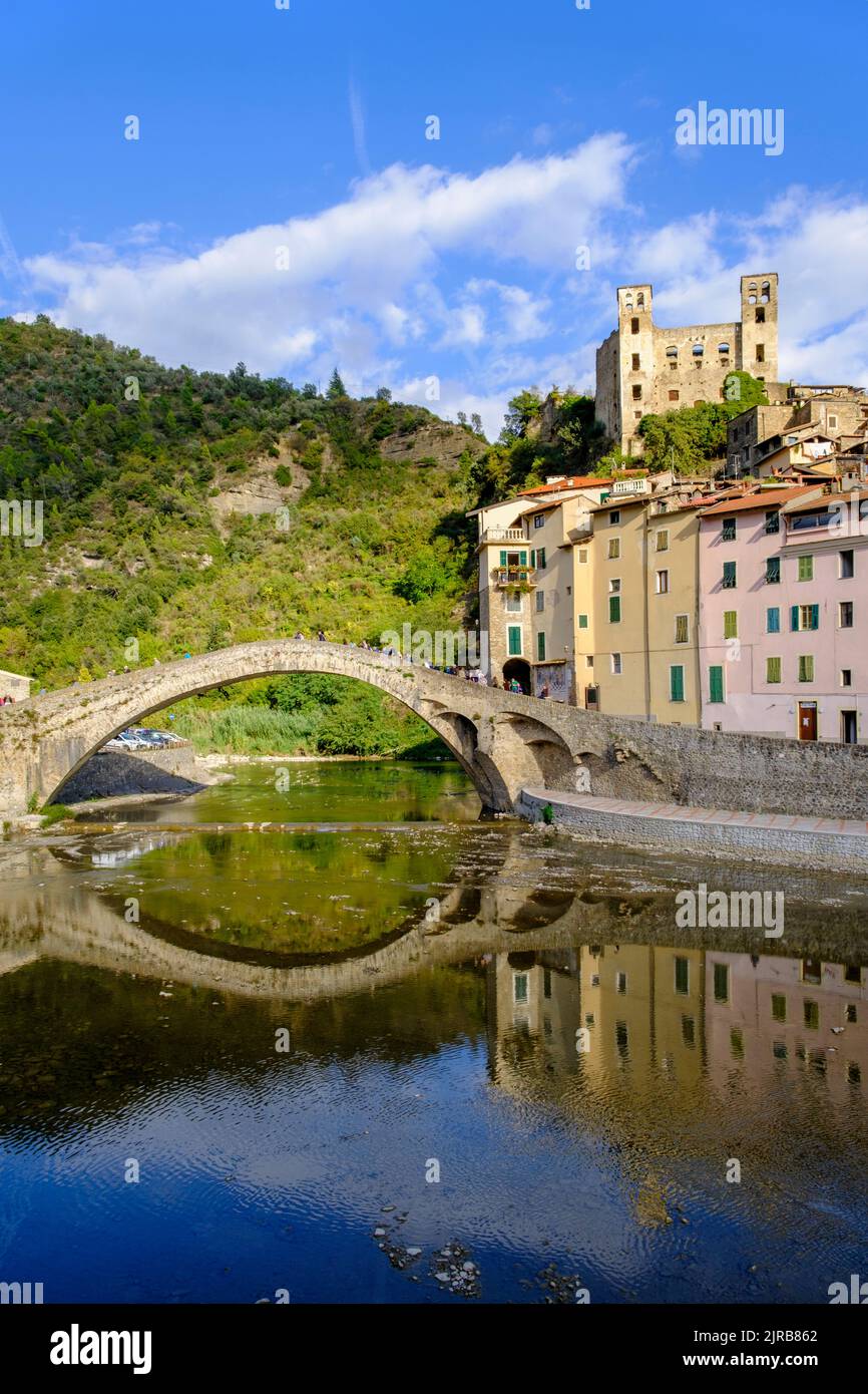 Italie, Ligurie, Dolceacqua, pont d'arche Ponte Vecchio au-dessus de la Nervia Banque D'Images