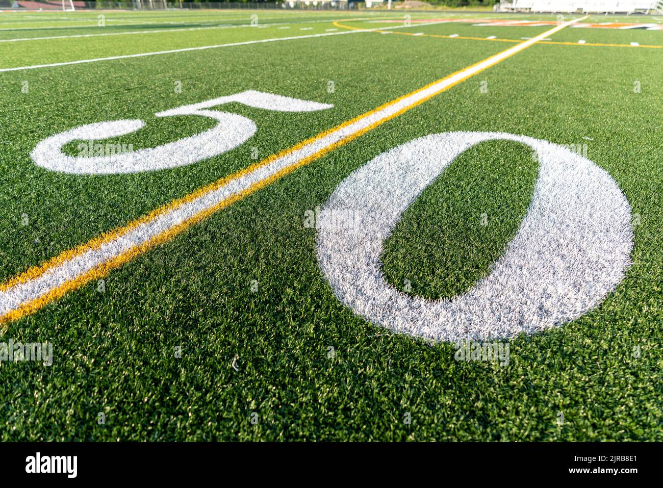 Terrain de football en gazon synthétique cinquante, 50, ligne de cour en blanc. Banque D'Images