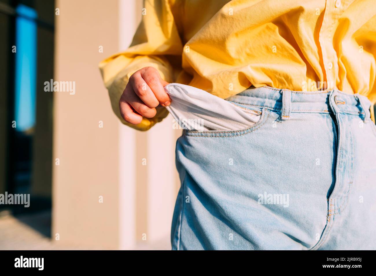 Femme montrant une poche vide de jeans Banque D'Images