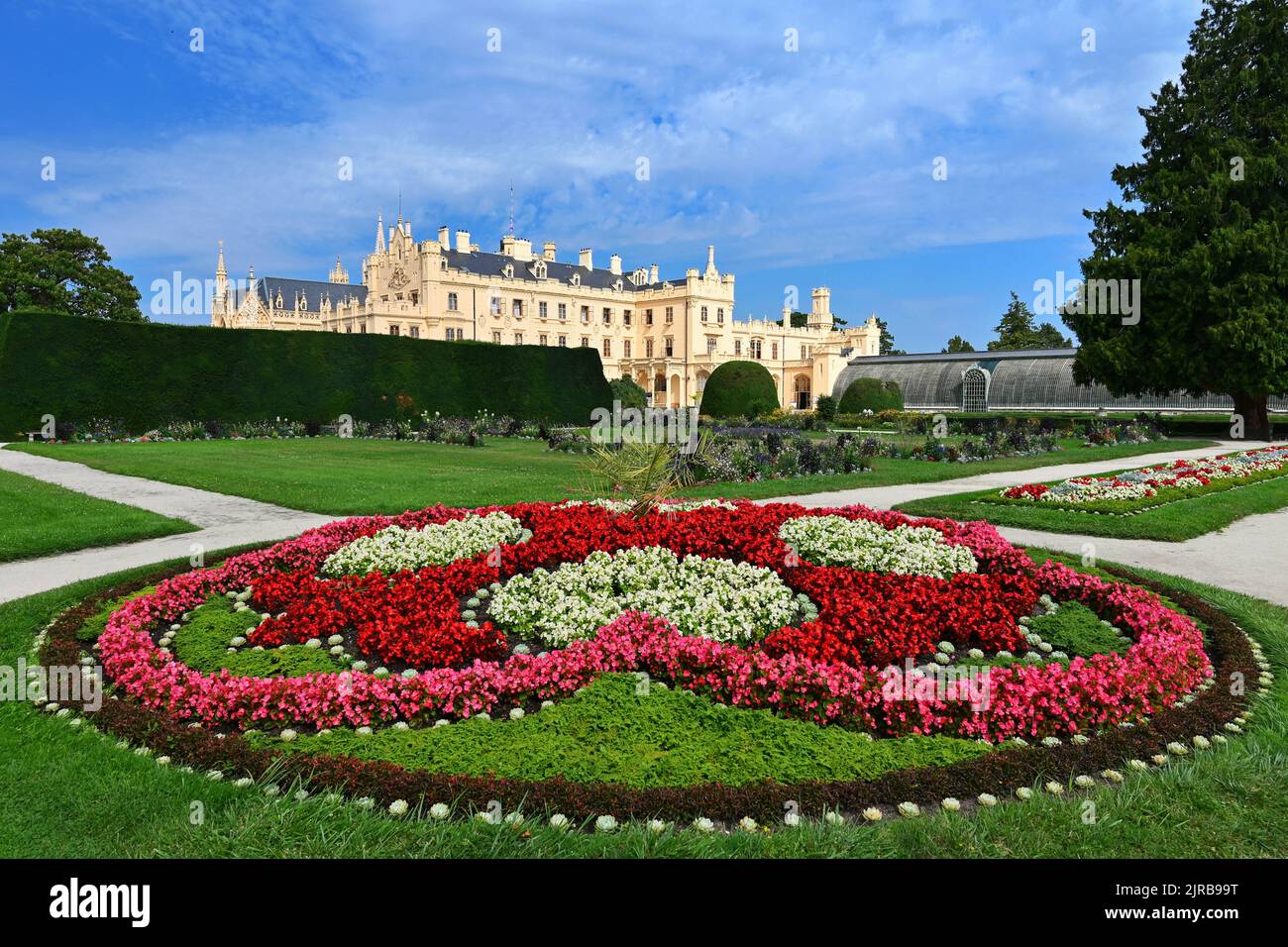 Château de Lednice avec de beaux jardins et parcs le jour d'été ...