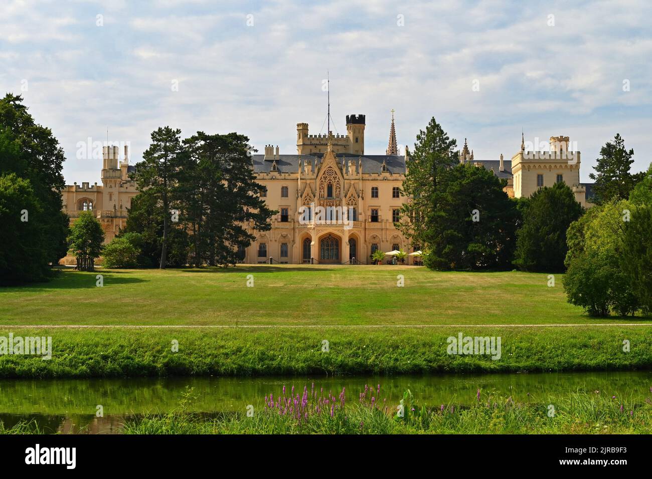 Château de Lednice avec de beaux jardins et parcs le jour d'été ...