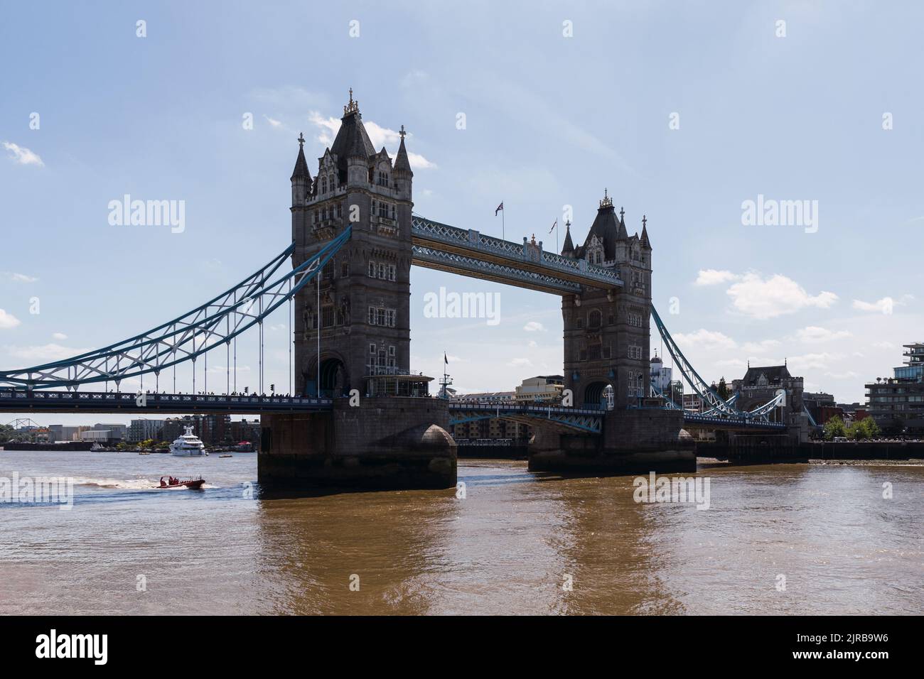 Tower Bridge au-dessus de la Tamise par beau temps, Londres, Angleterre Banque D'Images