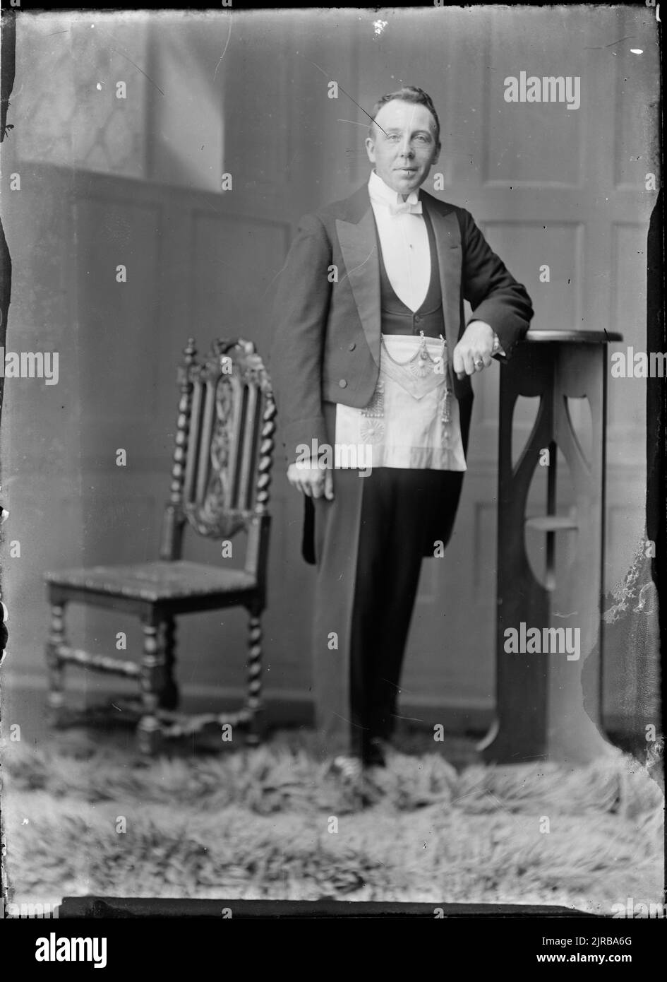 Portrait d'un homme en robe maçonnique, vers 1920, Wellington, par Berry & Co Banque D'Images